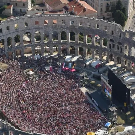 Vila Nejra1 Sa Bazenom * Pula
