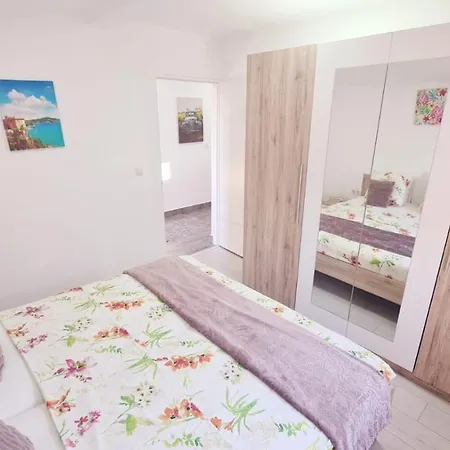 Vila Nejra1 Sa Bazenom * Pula