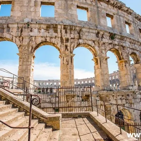 Vila Nejra1 Sa Bazenom * Pula