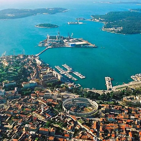 Vila Nejra1 Sa Bazenom Pula