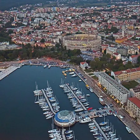 Apartment Vila Nejra1 Sa Bazenom Pula